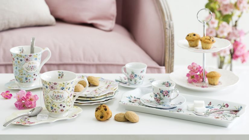 Tasses à thé aux motifs floraux
