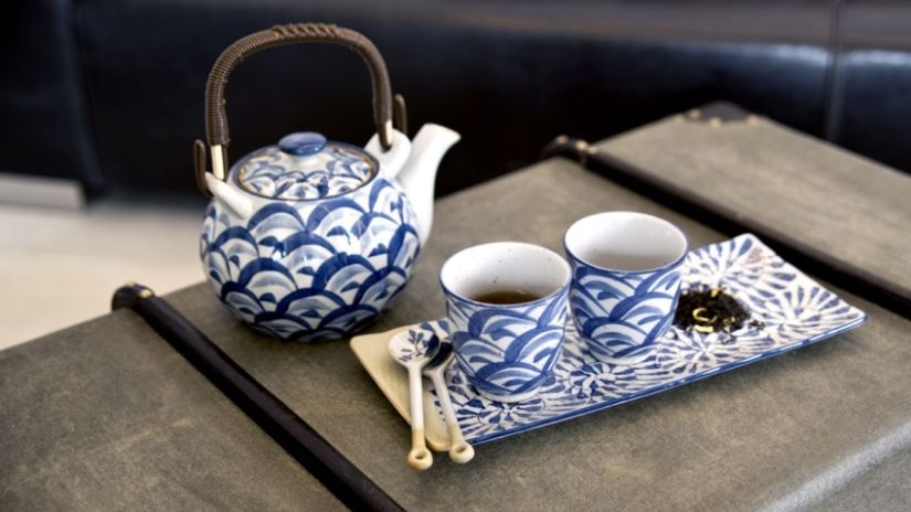 Théière chinoise blanche à motifs bleus