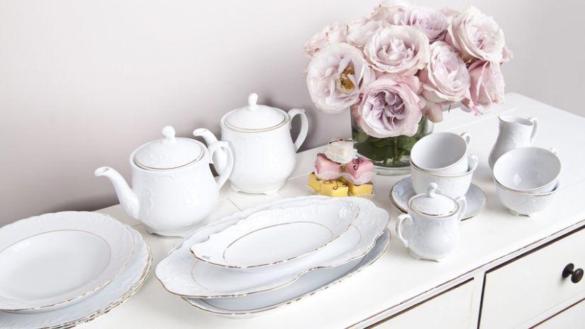 Théière en porcelaine de couleur blanche