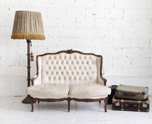 Meuble vintage Meuble vintage, canapé classique, lampe vintage, malles