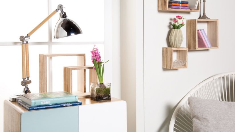 Etagère murale cube dans un salon scandinave