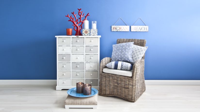 Fauteuil en rotin et commode dans un salon