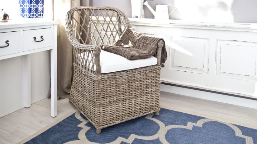 Fauteuil en rotin dans un salon