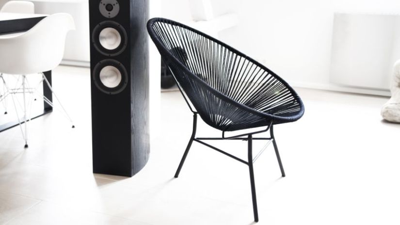 Fauteuil acapulco noir à trois pieds