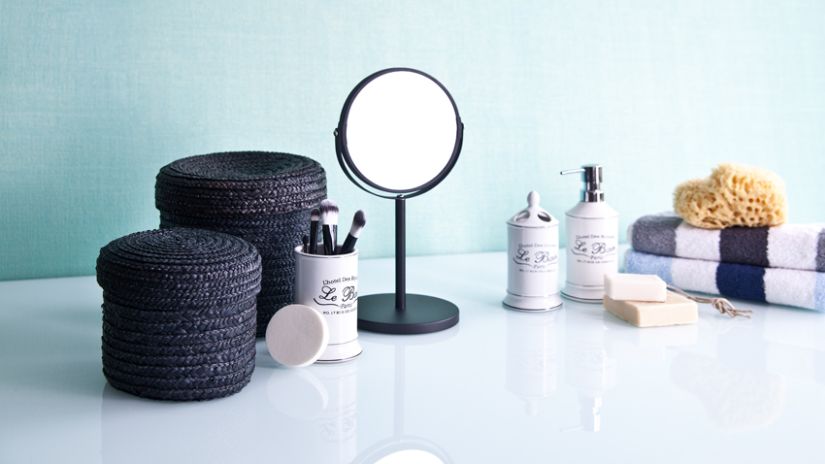 Miroir grossissant en métal de couleur noire