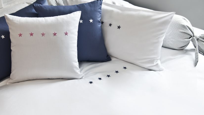 lit rond, coussins, drap blanc