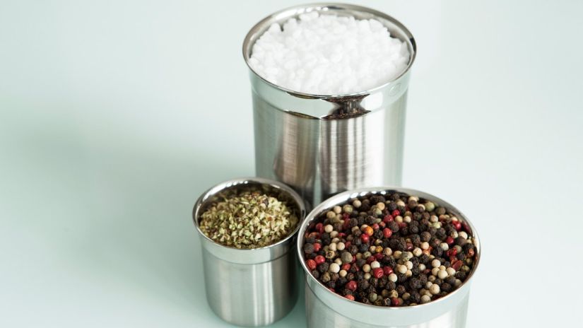 pot à épices - sel, herbes et baies