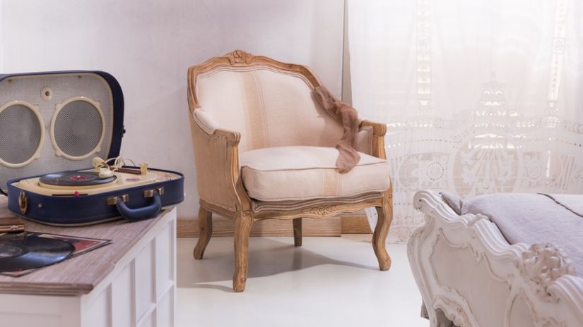Fauteuil bergère en bois et tissu beige