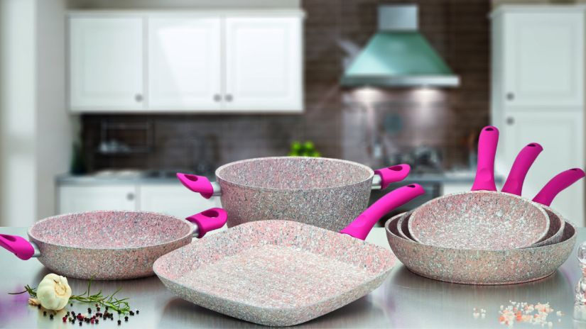 poêles et casseroles de couleur rose