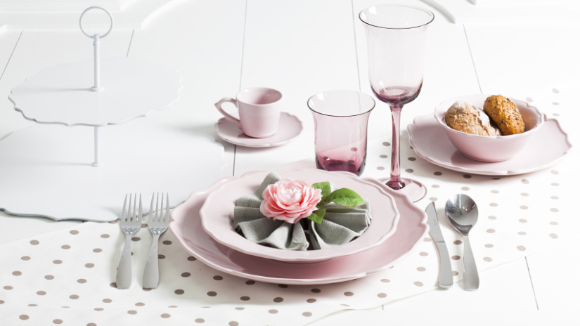 Joli service de vaisselle rose