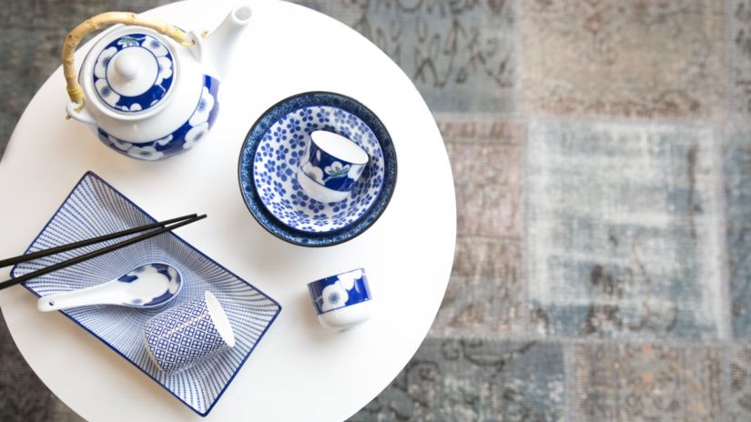 bol chinois et théière en porcelaine sur un plateau