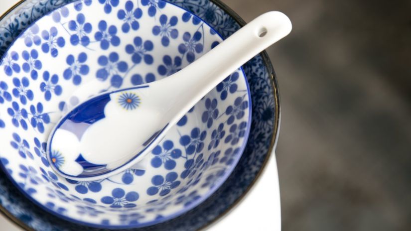 bol chinois et cuillère en porcelaine blanche et bleue