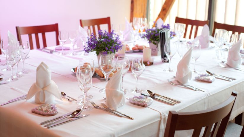 nappe blanche - vaisselle festive - bouquets de fleurs violettes