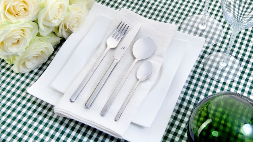 nappe vichy, assiette, couverts