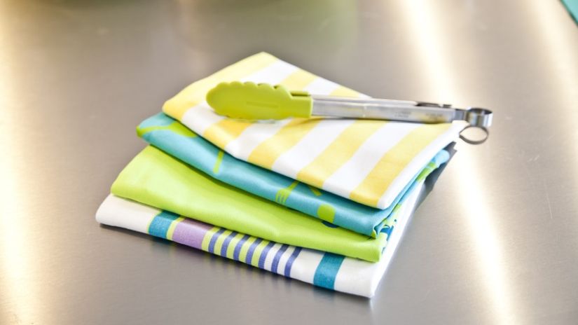 Torchon à rayures blanc et jaune