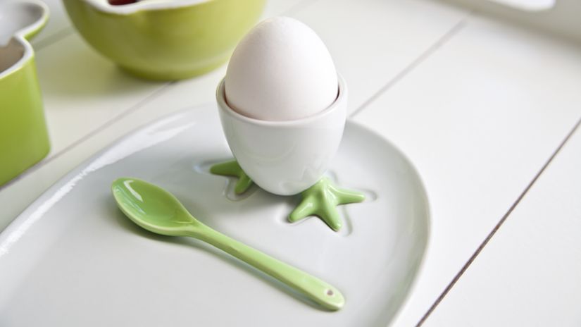 Coquetier en porcelaine blanche