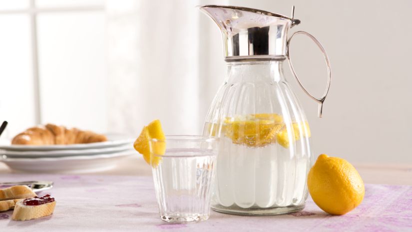 Grande cruche en verre transparent