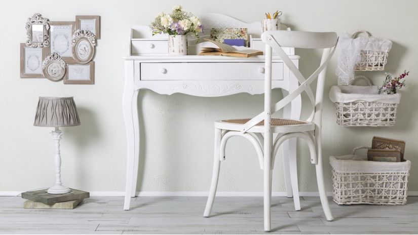 Petit panier de rangement blanc en osier