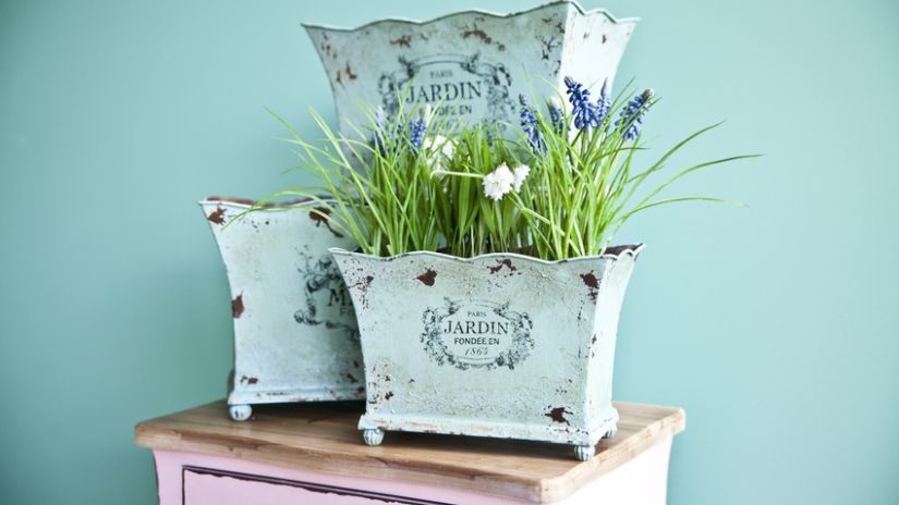 Petite jardinière sur pied en métal