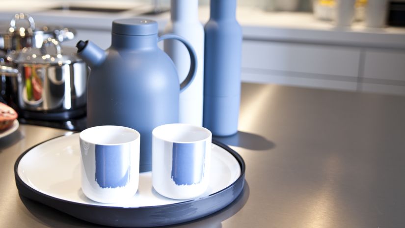 plateau tournant blanc et noir - théière bleue