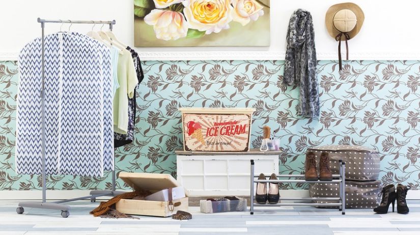 Collection de cintres sur portant