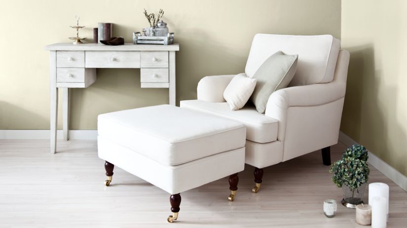 Console blanche dans un salon