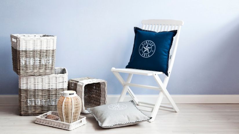 coussin bleu pétrole, housse de coussin, chaise blanche