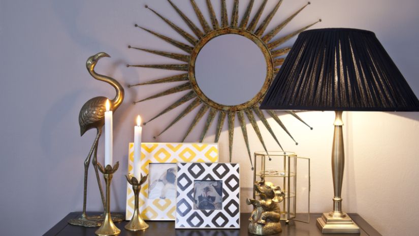 Grand miroir doré en forme de soleil