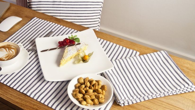 Sets de table gris et blancs en coton