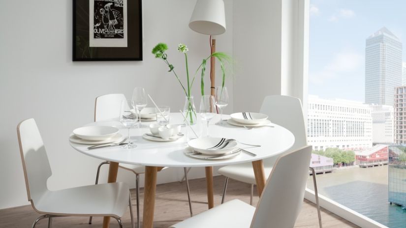 Chaise en bois blanche de style scandinave