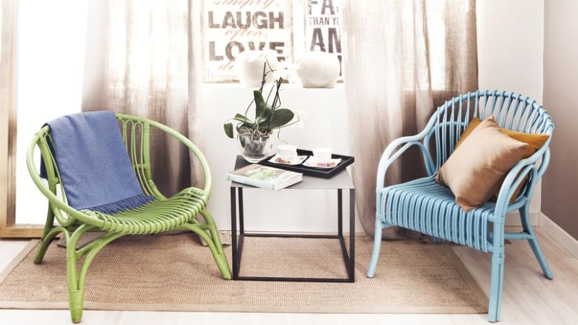 Fauteuil bleu en rotin avec accoudoirs