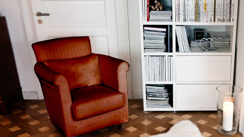 Fauteuil marron et coussin