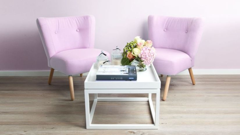 Fauteuil rose avec pieds en bois