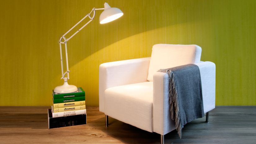 Fauteuil scandinave de couleur blanche