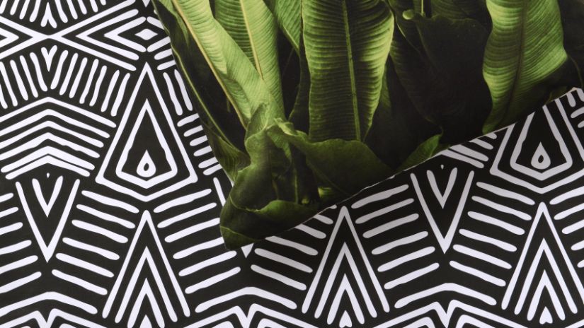 Tapis noir à chevrons