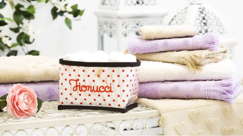Trousse de toilette blanche à pois rouges