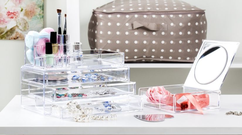 Trousse de toilette grise à pois blancs