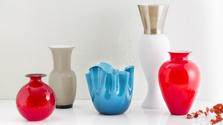 Vase bleu de forme originale