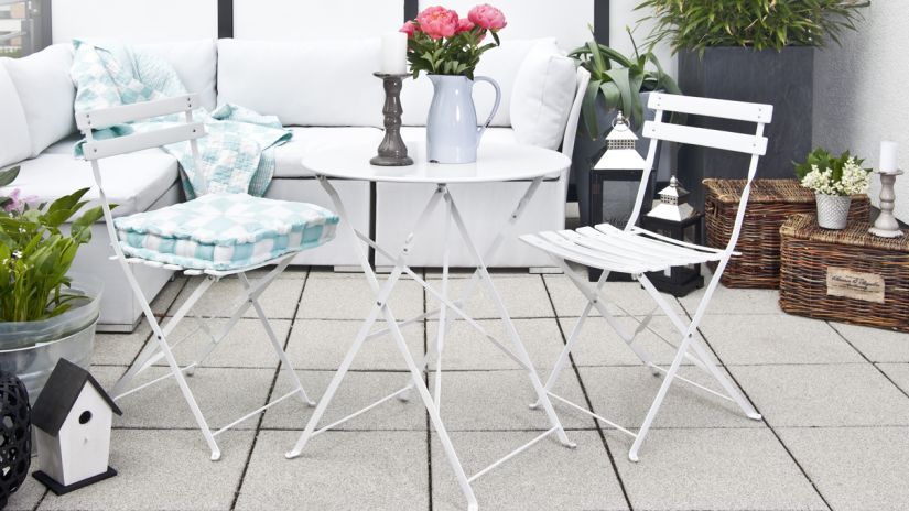 chaises en fer forgé sur une terrasse