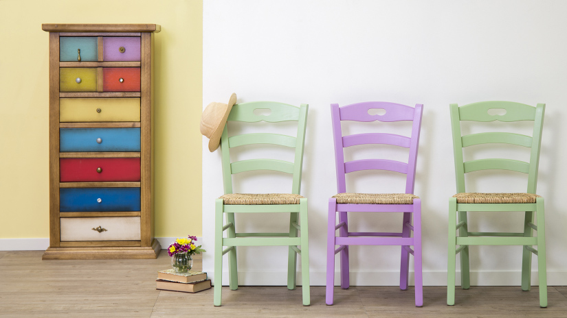 Chaise violette en bois