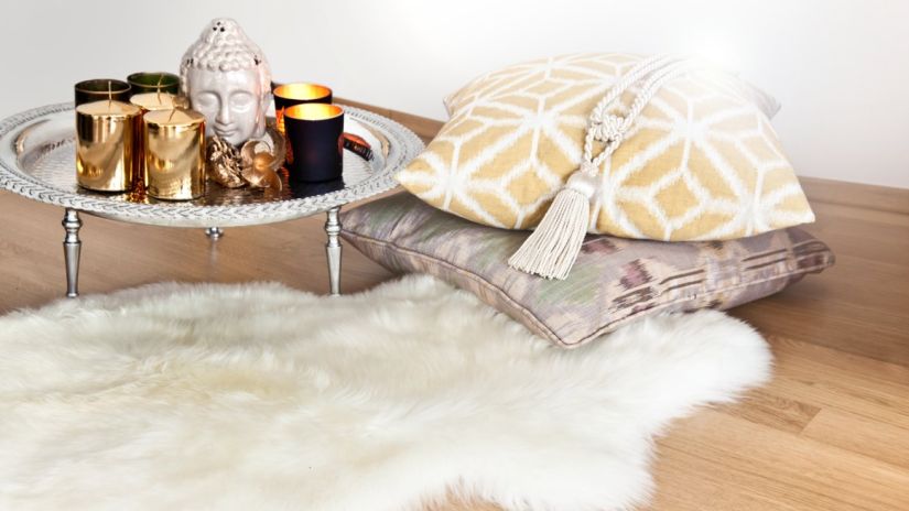 coussin doré de style boho
