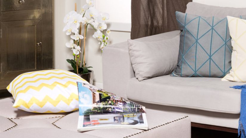 coussin jaune, canapé, table basse