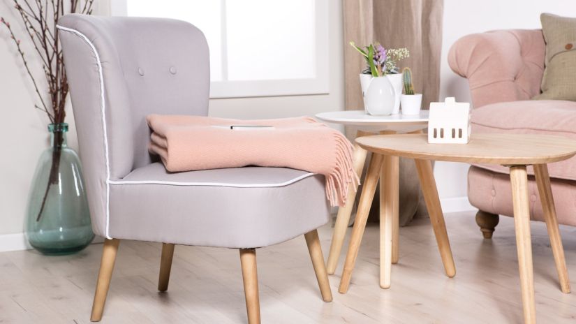 fauteuil scandinave et table d'appoint en bois