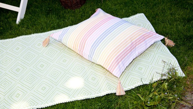 transat plastique, coussin multicolore, drap de plage