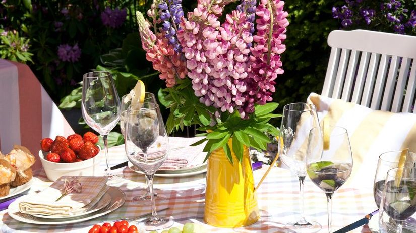 vase jaune, vase champêtre, fleurs, table de jardin