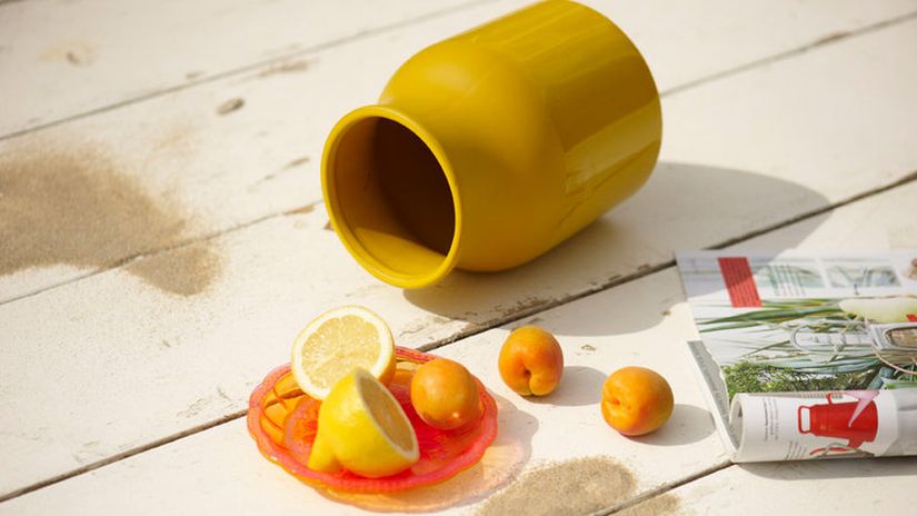 vase jaune, vase jaune design, assiette de fruits, déco estivale