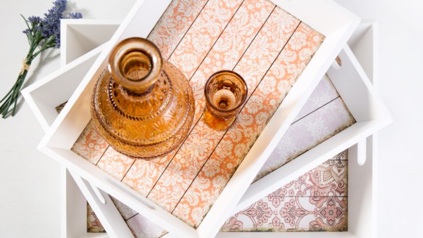 Verre orange sur un plateau