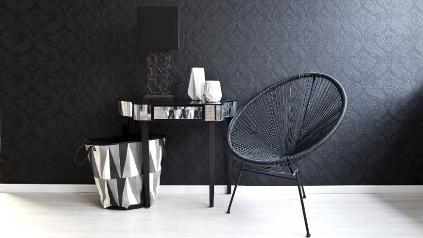 Chaise grise design dans un salon