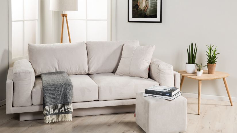Pouf beige carré dans un salon