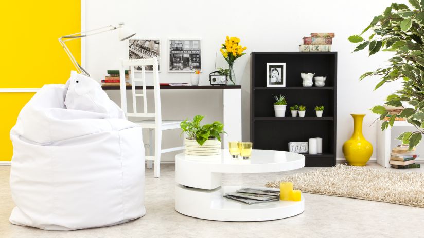 Gros pouf blanc dans un salon